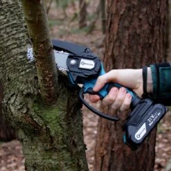 NovarGarden® Mini Kettingzaag NG1 - Met 2x Accu - Takkenzaag - Snoeizaag - Electrisch - Handzaag - Boomzaag - 21V -Tuin En Buiten 1200x1200 297