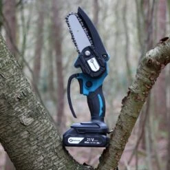 NovarGarden® Mini Kettingzaag NG1 - Met 2x Accu - Takkenzaag - Snoeizaag - Electrisch - Handzaag - Boomzaag - 21V -Tuin En Buiten 1200x1200 298