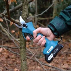 NovarGarden® Elektrische Snoeischaar NG1 - 2x Accu - Elektrisch - Takkenschaar - Op Batterij - 28mm 21 NovarGarden® Elektrische Snoeischaar NG1 - 2x Accu - Elektrisch - Takkenschaar - Op Batterij - 28mm -Tuin En Buiten 1200x1200 369