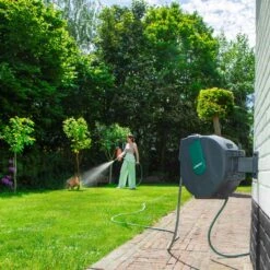 VONROC Automatische Slanghaspel – Incl. 25m Tuinslang, Aansluitslang, Spuitstuk, Koppelingen & Kraanaansluiting -Tuin En Buiten 1200x1200 579