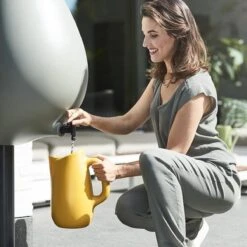 Elho Pure Raindrop 70L - Geel/Oker -Tuin En Buiten 1200x1200 596