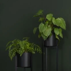 QUVIO Plantenstandaard Inclusief Pot - Staande Plantenbak - Metaal - Plantenbak - Plantenhouders - Planten Zuilen - Voor Buiten - Bloempot - 22 X 22 X 90 Cm - Zwart -Tuin En Buiten 1200x1200 646