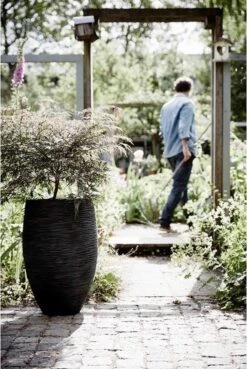 Capi Europe - Vaas Elegant Deluxe Rib NL - 56x84 - Zwart - Voor Binnen En Buiten - KBLR1132 16 Capi Europe - Vaas Elegant Deluxe Rib NL - 56x84 - Zwart - Voor Binnen En Buiten - KBLR1132 -Tuin En Buiten 803x1200 3